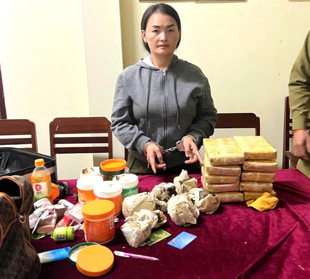 Đối tượng Xua Giàng cùng tang vật.
