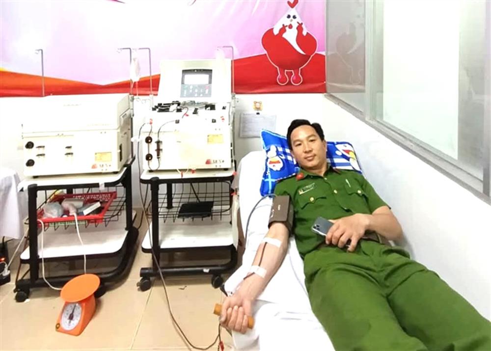 Đại úy Nguyễn Công An hiến tiểu cầu cứu người.
