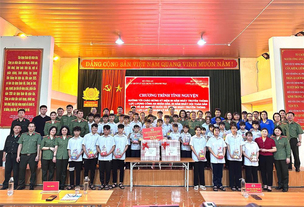 Đoàn công tác tặng quà 32 cháu có hoàn cảnh khó khăn do Công an tỉnh Sơn La nuôi dưỡng.