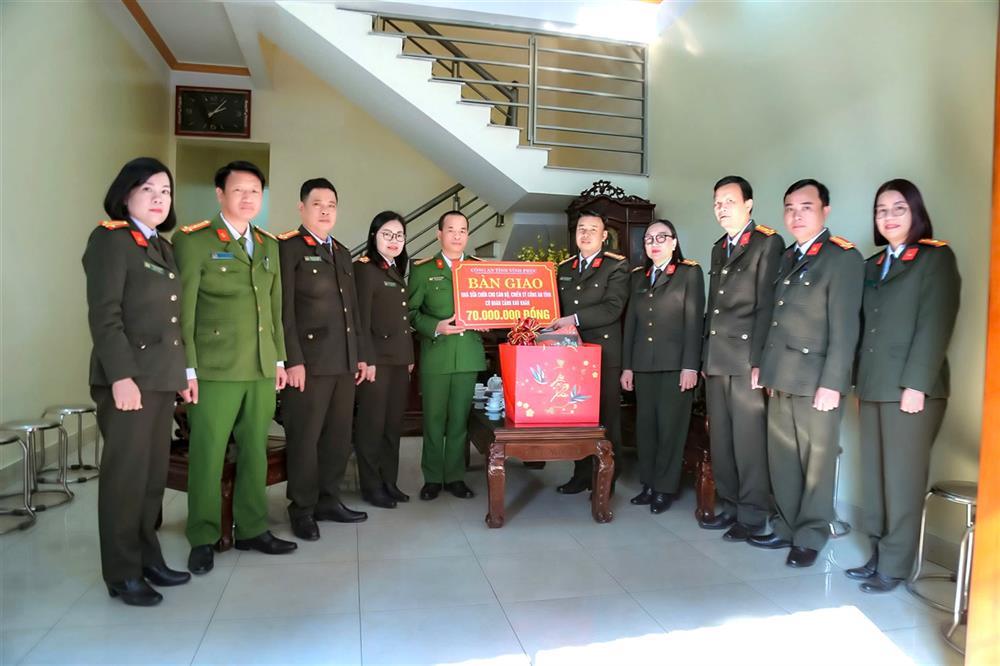 Bàn giao công trình sửa chữa nhà ở cho gia đình CBCS có hoàn cảnh khó khăn.