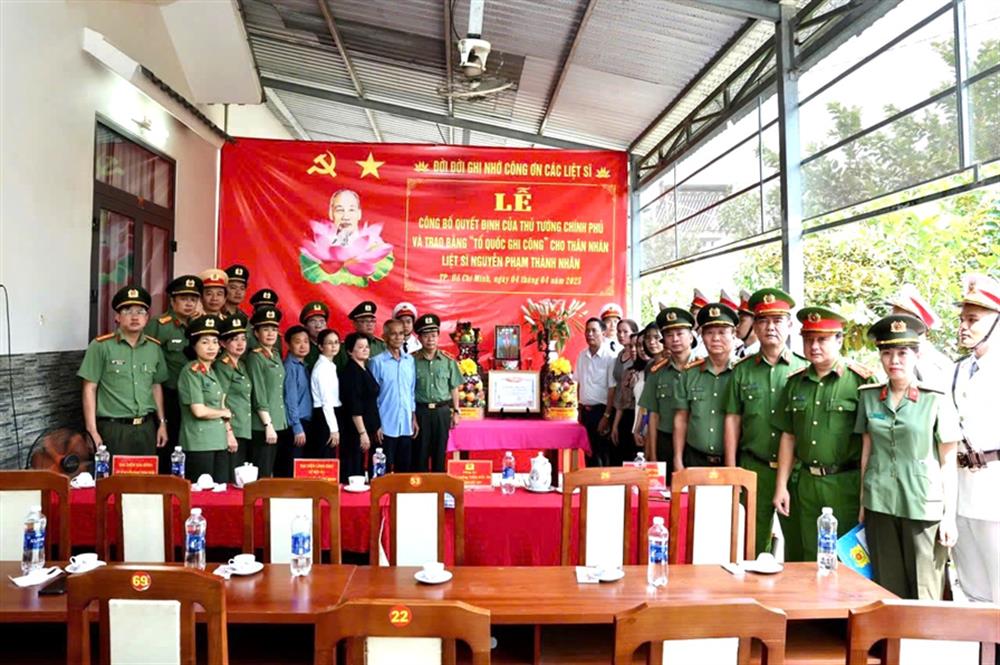 Thừa ủy quyền của Thủ tướng Chính phủ, Thiếu tướng Trần Đức Tài, Phó Giám đốc CATP đã trao Bằng Tổ quốc ghi công tặng thân nhân Liệt sĩ Nguyễn Phạm Thành Nhân.