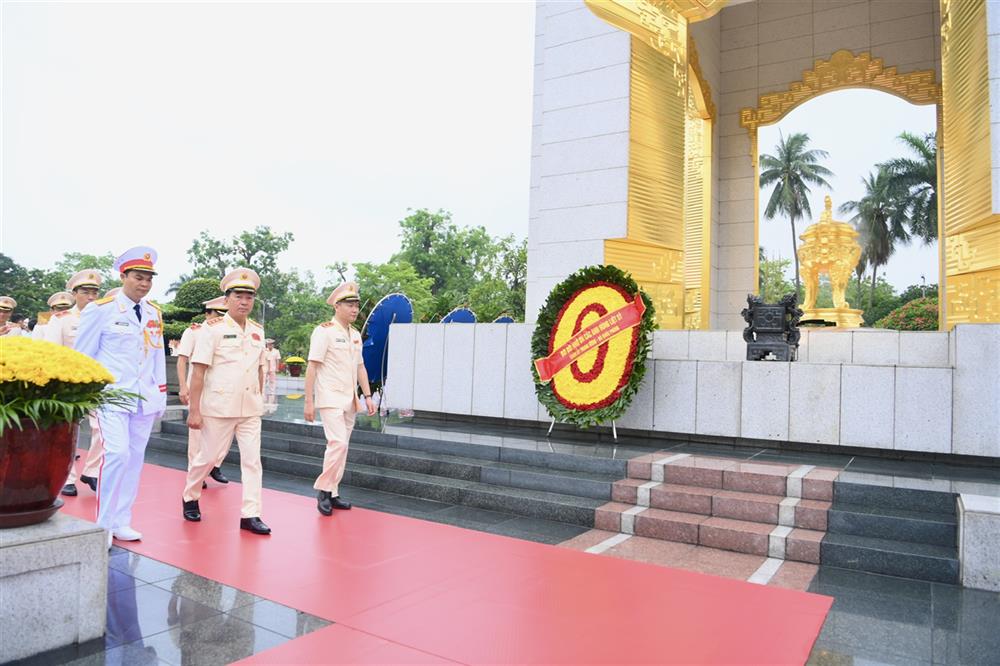 Đoàn đại biểu Đảng ủy Công an Trung ương, Bộ Công an đặt vòng hoa và tưởng niệm các Anh hùng liệt sỹ.