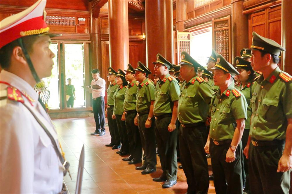 Đoàn đại biểu Cục Công tác chính trị, Bộ Công an dâng hoa, dâng hương tại Khu di tích Quốc gia đặc biệt Kim Liên.