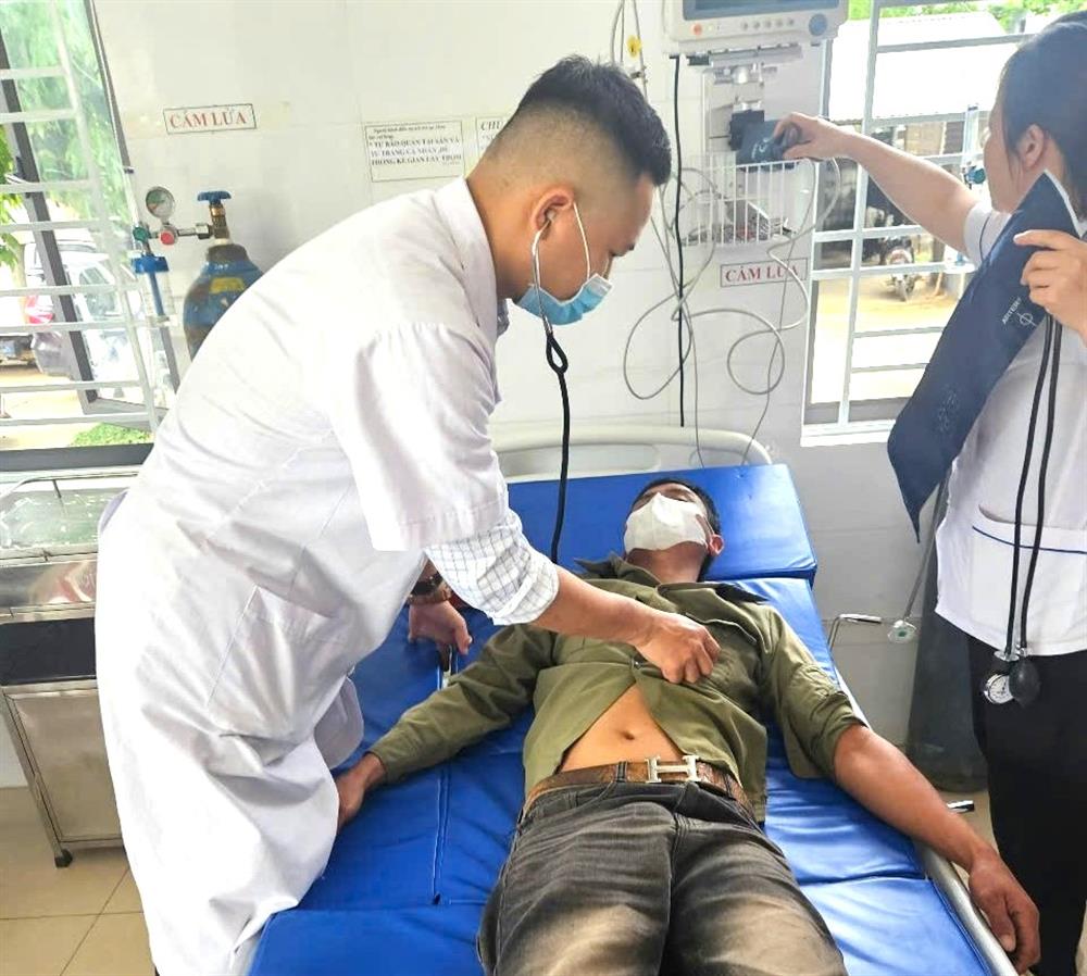 Bác sĩ thăm khám cho anh T.