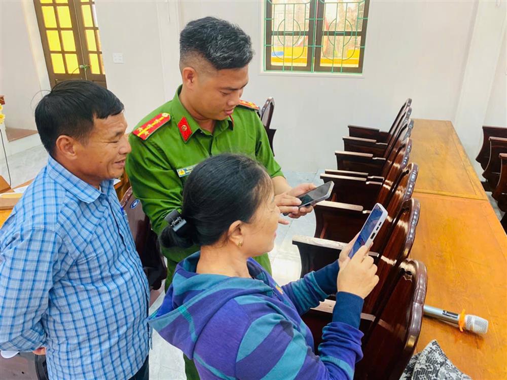 Cán bộ, chiến sĩ tuyên truyền hướng dẫn thao tác cho người dân góp ý xây dựng Hiến pháp.