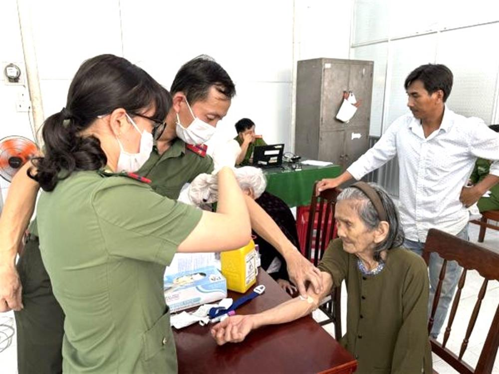 Công an tỉnh Quảng Ngãi thu nhận mẫu AND từ cụ Bùi Thị Lan.