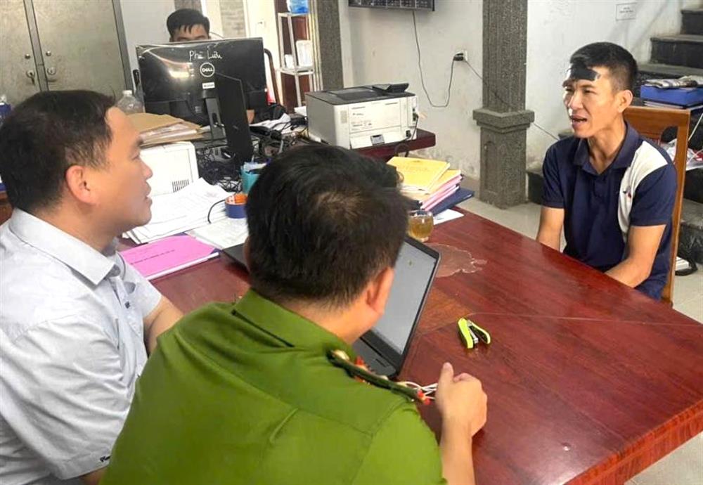 Cơ quan Công an làm việc với chủ phương tiện vận chuyển.