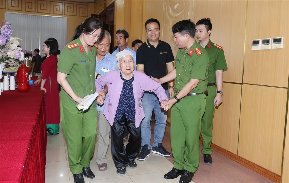 Lực lượng Công an hỗ trợ thân nhân liệt sĩ thu nhận mẫu ADN.