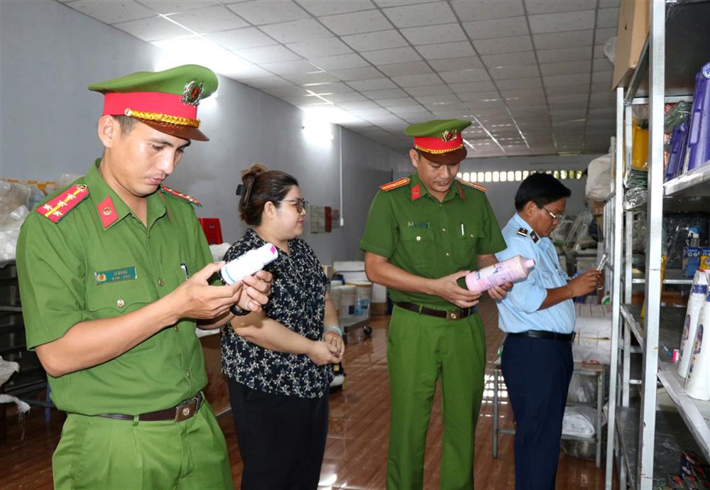 Kiểm tra thực tế cơ sở kinh doanh hàng hoá.
