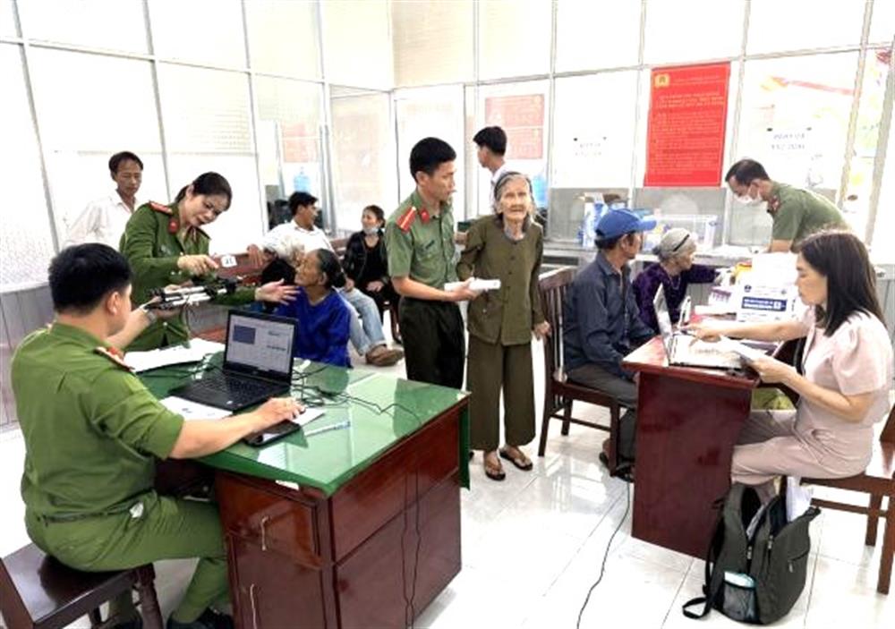 Công an tỉnh Quảng Ngãi tổ chức thu nhận mẫu ADN của thân nhân các gia đình liệt sĩ.