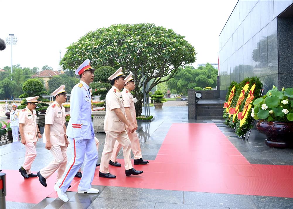 Đoàn đại biểu Đảng ủy Công an Trung ương, Bộ Công an vào Lăng viếng Chủ tịch Hồ Chí Minh.
