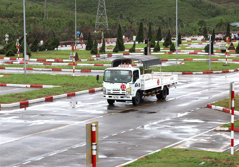 Tại kỳ thi sát hạch, cấp giấy phép lái xe lần này có 683 thí sinh là các trường hợp giấy phép lái xe quá thời hạn sử dụng; vắng, trượt trong các kỳ sát hạch trước diễn ra trong 02 ngày 24 và 25/5/2025.