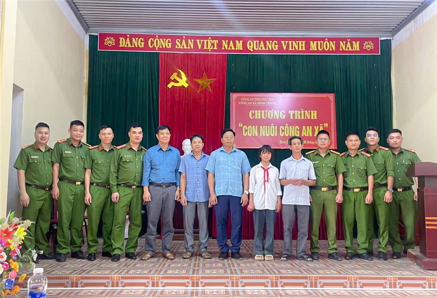Công an xã Minh Thắng, chính quyền địa phương và cháu Đỗ Khánh Hảo dự Chương trình “Con nuôi Công an xã”.
