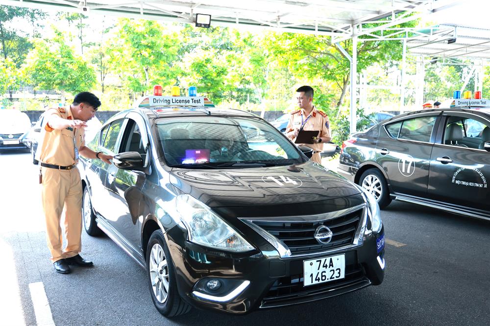Sát hạch viên hướng dẫn học viên thi phần thực hành.