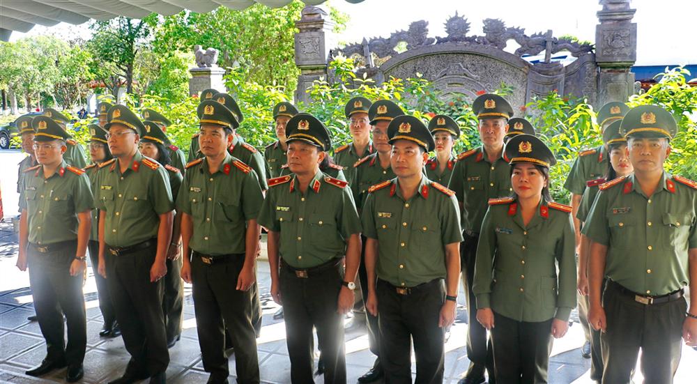 Đoàn đại biểu dâng hoa, dâng hương tại Khu di tích lịch sử Quốc gia Truông Bồn