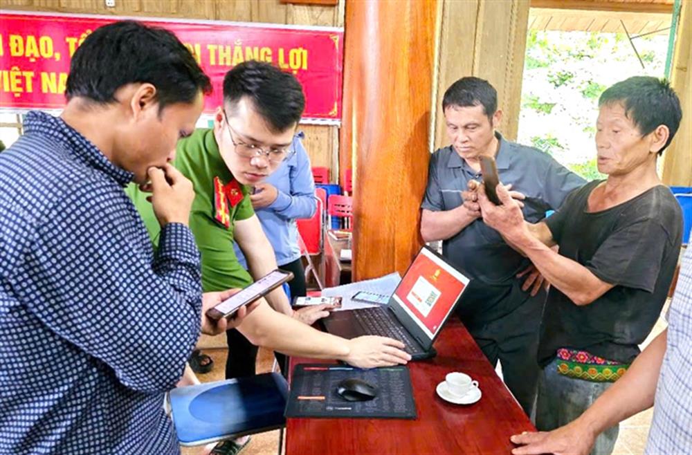 Lực lượng Công an tham gia các buổi họp thôn bản, đến tận các hộ gia đình để tuyên truyền, lấy ý kiến Nhân dân về dự thảo sửa đổi, bổ sung Hiến pháp năm 2013 qua ứng dụng VNeID.