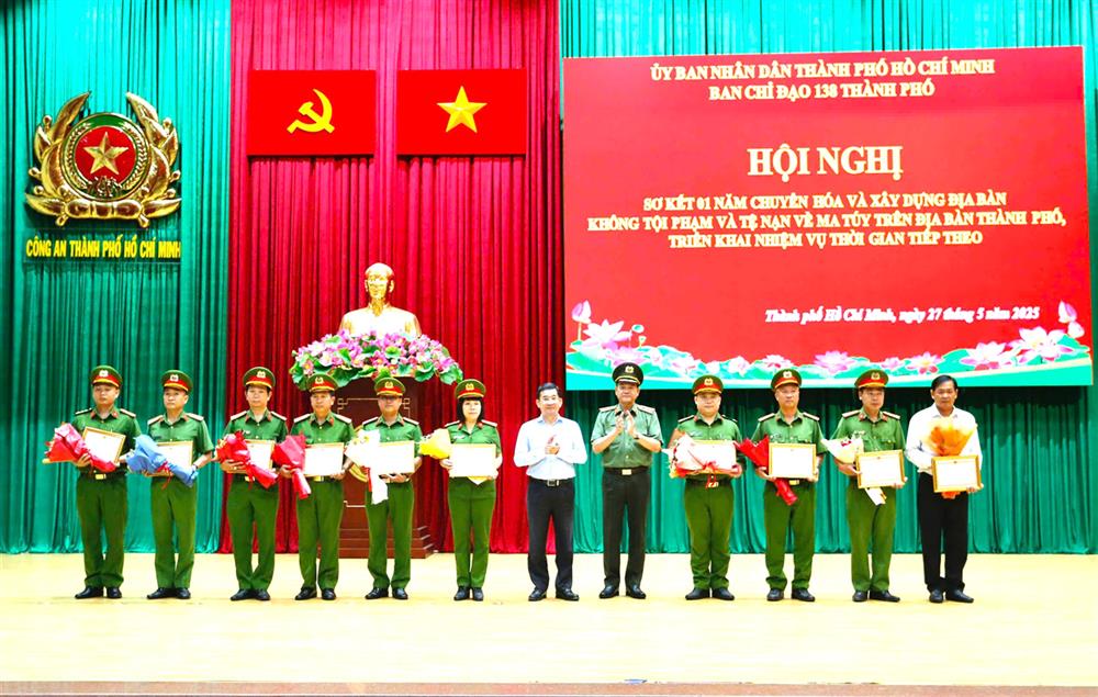 Các tập thể, cá nhân đạt thành tích xuất sắc được nhận khen thưởng.