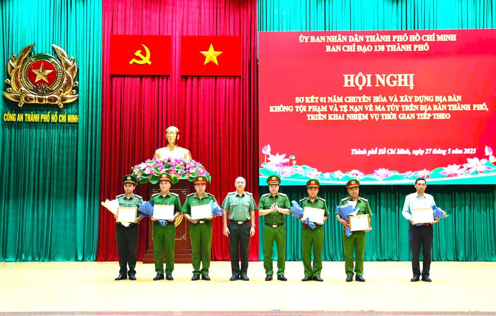 Các tập thể, cá nhân đạt thành tích xuất sắc được nhận khen thưởng.