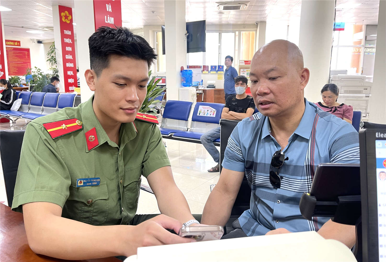 Cán bộ Phòng Hồ sơ nghiệp vụ hướng dẫn công dân thực hiện các thủ tục cấp phiếu Lý lịch tư pháp.
