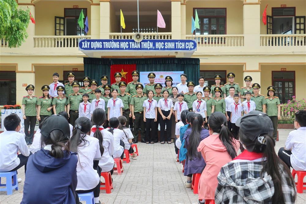 Hỗ trợ điều kiện học tập cho học sinh có hoàn cảnh khó khăn tại Trường Trung học cơ sở Nam Cát, huyện Nam Đàn.