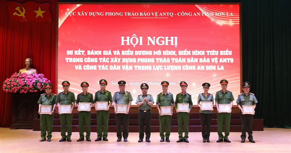 Các tập thể, cá nhân được nhận khen thưởng.