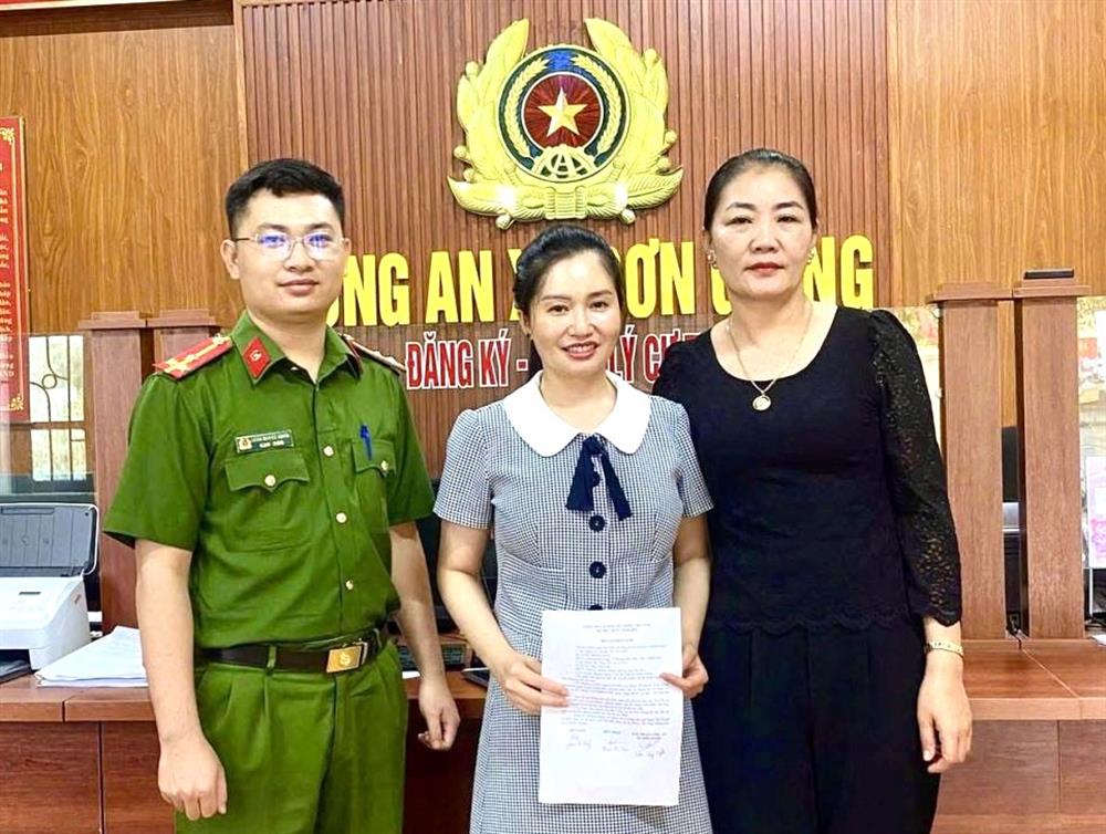 Công an xã Sơn Giang đã tiến hành bàn giao lại số tiền chuyển nhầm từ chị Phạm Thị Thuỷ cho chủ nhân.