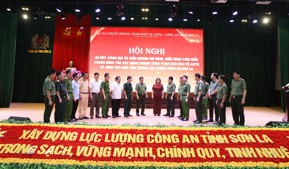 Các đại biểu dự Hội nghị.