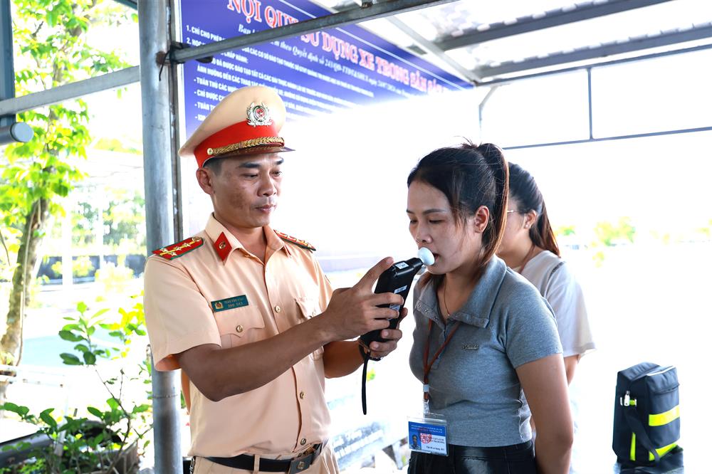 Kiểm tra nồng độ cồn của các học viên.