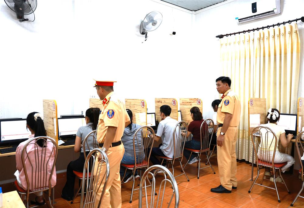 Các học viên dự thi phần lý thuyết.