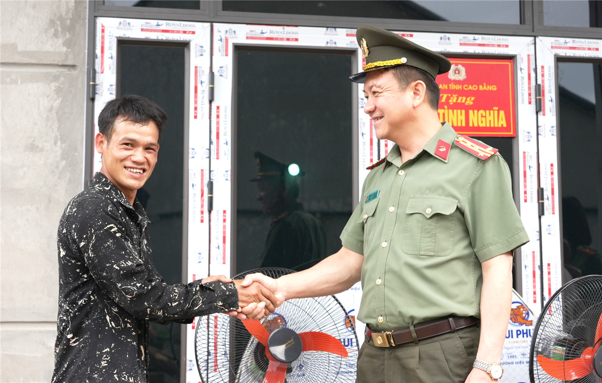 Đại tá Sầm Minh Hồ, Phó Giám đốc Công an tỉnh thăm hỏi, gửi lời chúc mừng tới các gia đình có ngôi nhà mới.