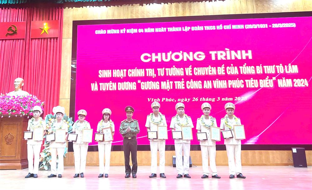 Đại úy Lê Huy Thắng (đứng thứ 3 từ bên phải sang) được vinh dự nhận giải thưởng “Gương mặt trẻ Công an Vĩnh Phúc tiêu biểu” năm 2024.