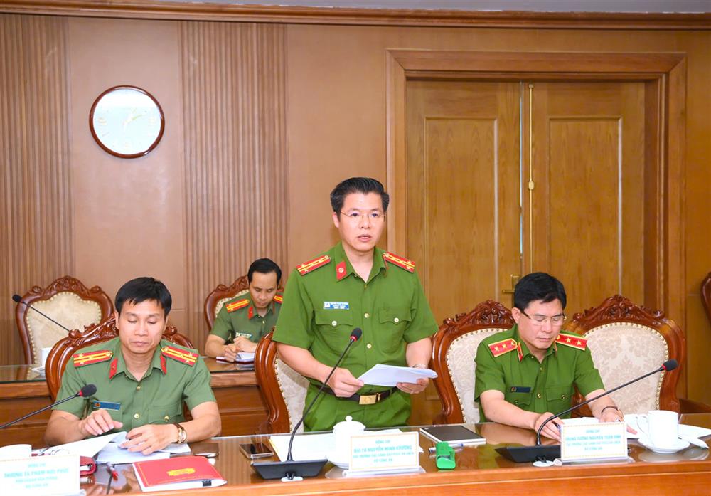 Đại diện Đoàn kiểm tra Bộ Công an báo cáo kết quả kiểm tra.