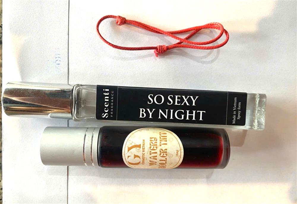Nước hoa, son và chỉ được “sên” bùa mà Như và Lợi bán cho người bị hại.