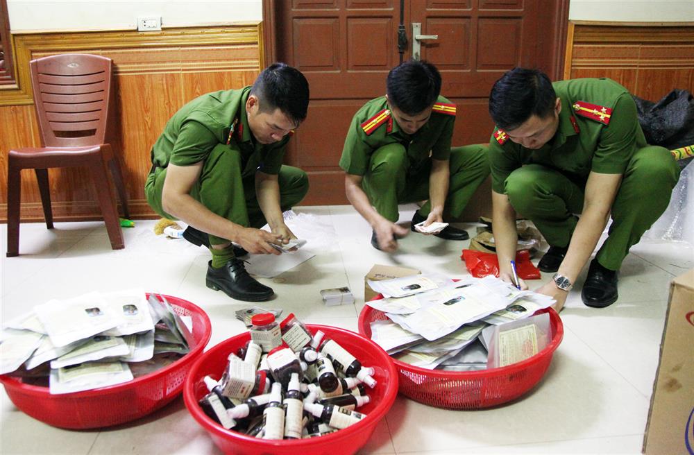 Cơ quan Công an kiểm đếm số hàng giả của Đỗ Tiến Hùng.