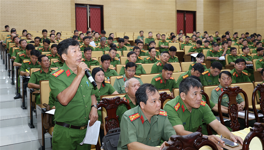 Chỉ huy Công an cấp xã phát biểu tại buổi đối thoại.