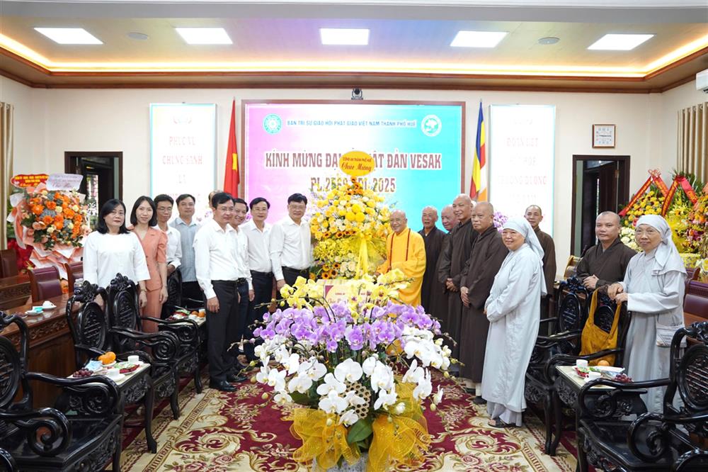 Đại tá Nguyễn Thanh Tuấn cùng Đoàn công tác của Công an thành phố tặng hoa chúc mừng Giáo hội Phật Giáo Việt Nam thành phố Huế.