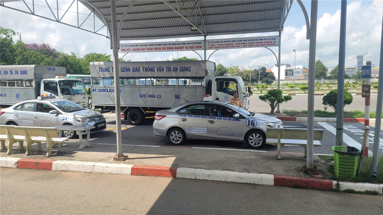 Công an tỉnh An Giang tổ chức kỳ sát hạch, cấp giấy phép lái xe cho 228 học viên. 