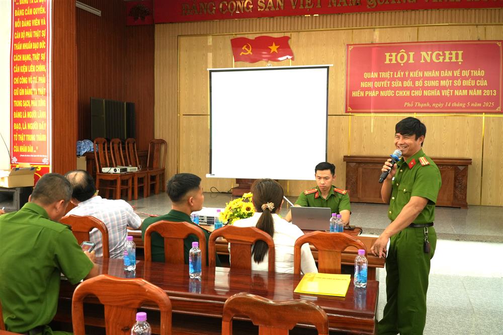 Công an phường hướng dẫn các hội đoàn thể cách thức tham gia góp ý sửa đổi Hiến pháp qua nền tảng số VNeID.