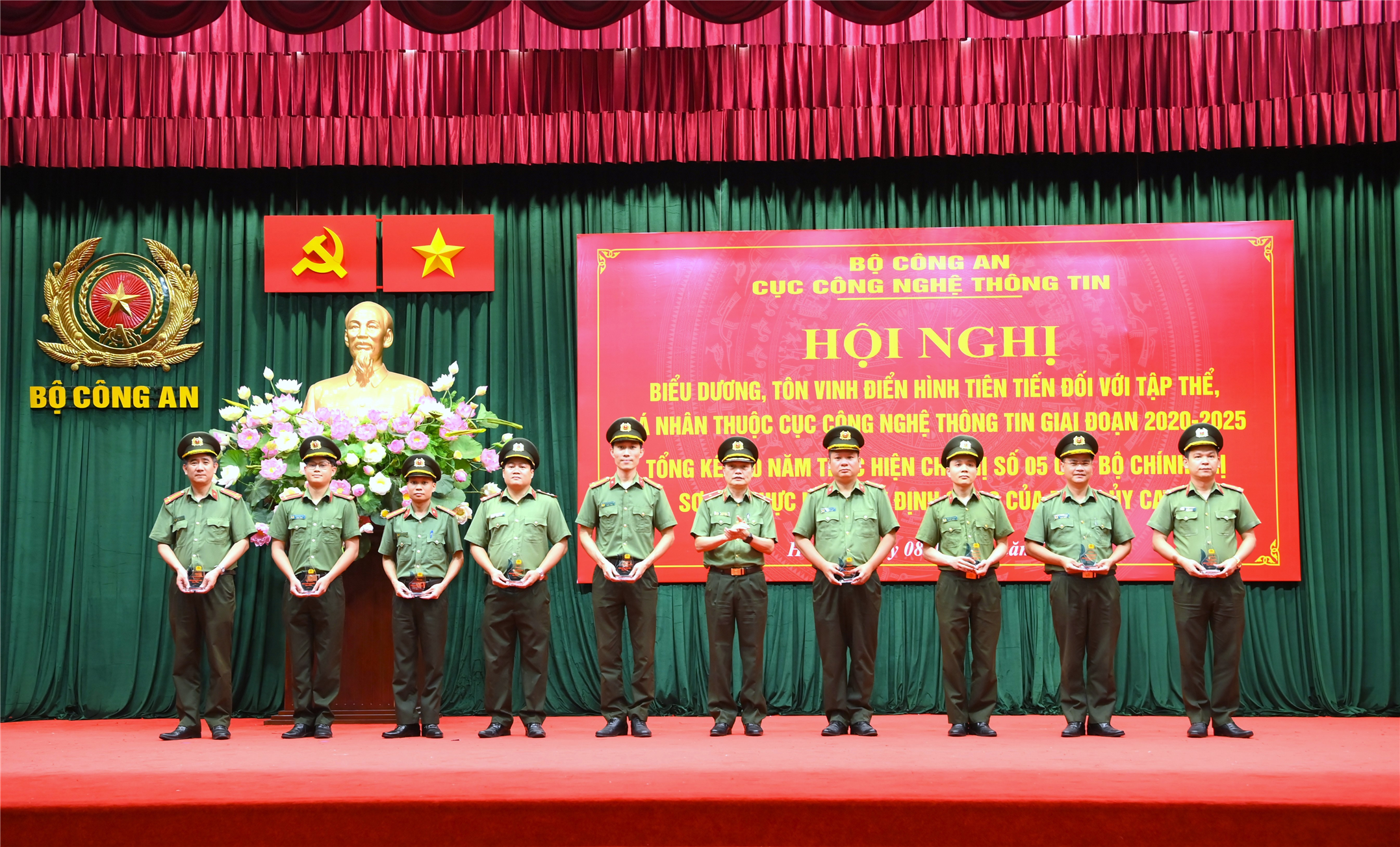 Cục CNTT biểu dương, tôn vinh 06 tập thể, 10 cá nhân điển hình tiên tiến năm 2024.
