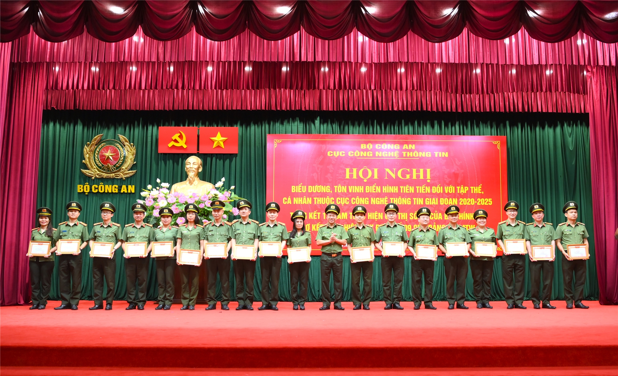 Lãnh đạo Cục CNTT trao Giấy khen tặng các tập thể, cá nhân đã có thành tích xuất sắc trong tổng kết phong trào thi đua Vì ANTQ giai đoạn 2020 – 2025.