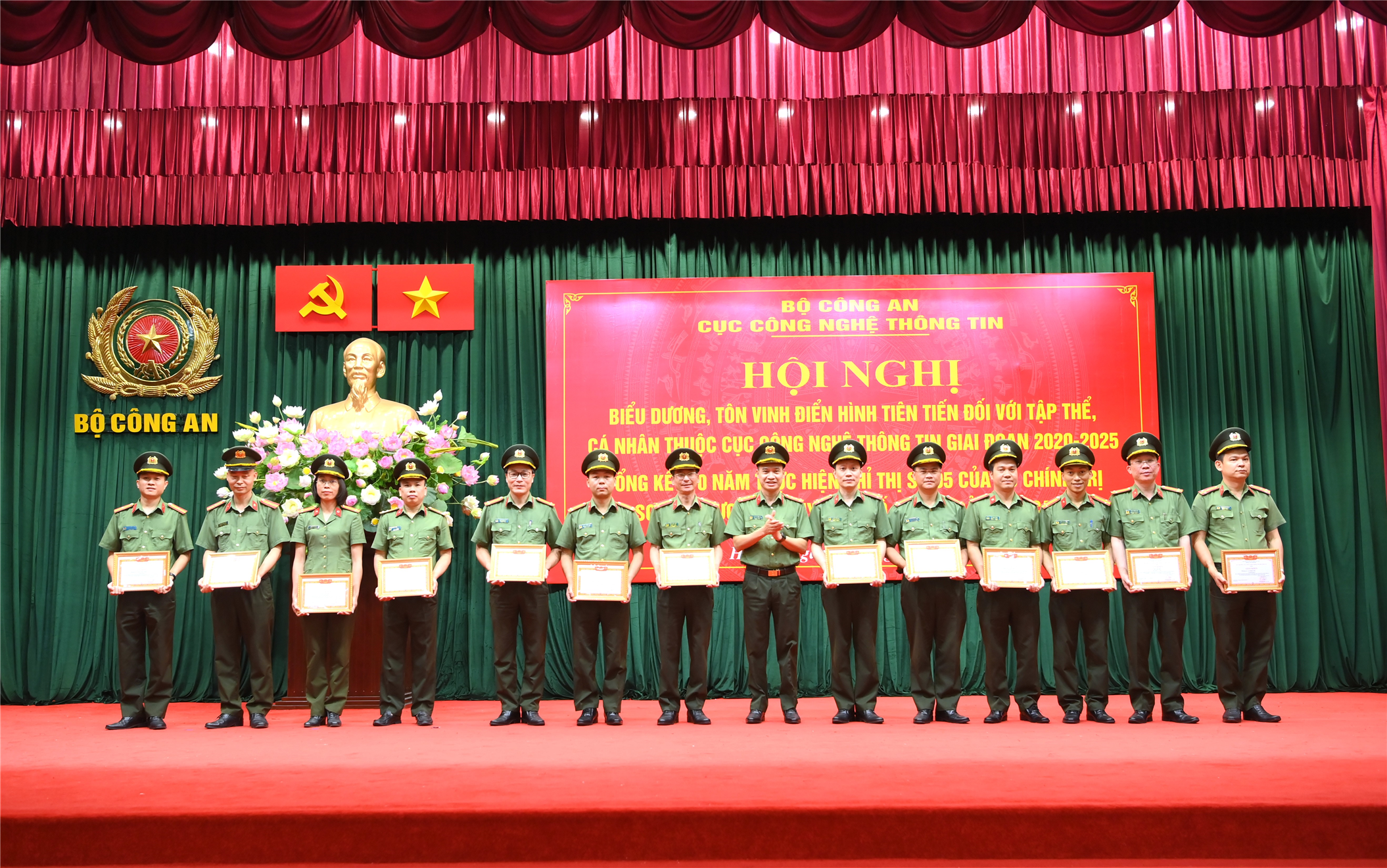 Lãnh đạo Cục CNTT trao Giấy khen tặng các tập thể, cá nhân có thành tích xuất sắc trong tổng kết 10 năm thực hiện Chỉ thị số 05 của Bộ Chính trị và sơ kết thực hiện Quy định số 09 của Đảng ủy CATW.