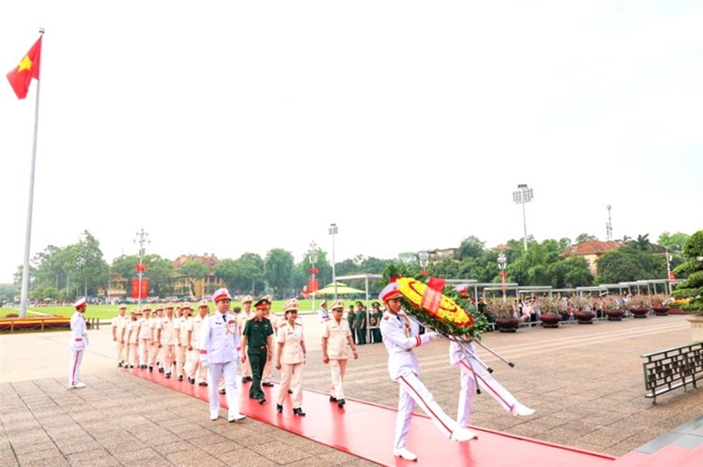 Đoàn công tác Công an thành phố Cần Thơ dâng hoa và vào Lăng viếng Bác.
