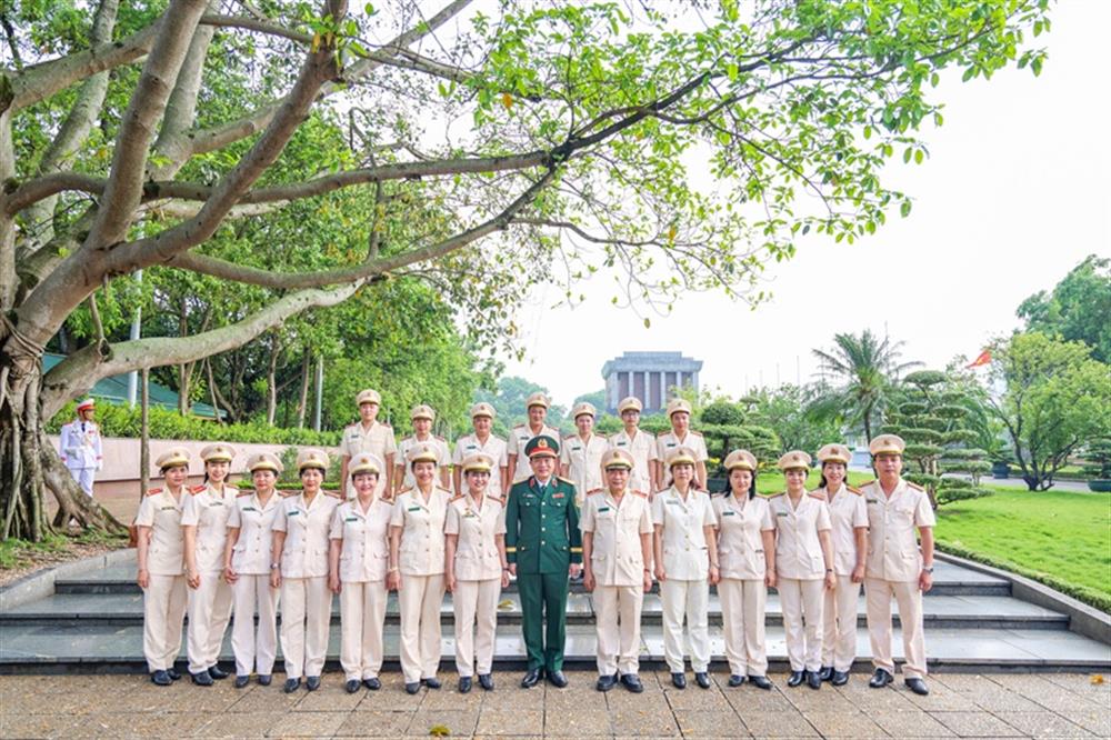 Đoàn công tác chụp ảnh lưu niệm tại Lăng Bác.