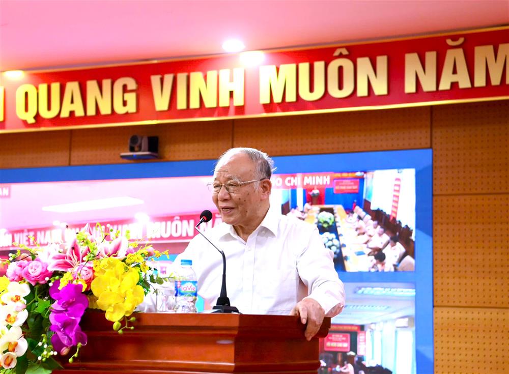 GS.TS Hoàng Chí Bảo truyền đạt nội dung 02 chủ đề tại Hội nghị.