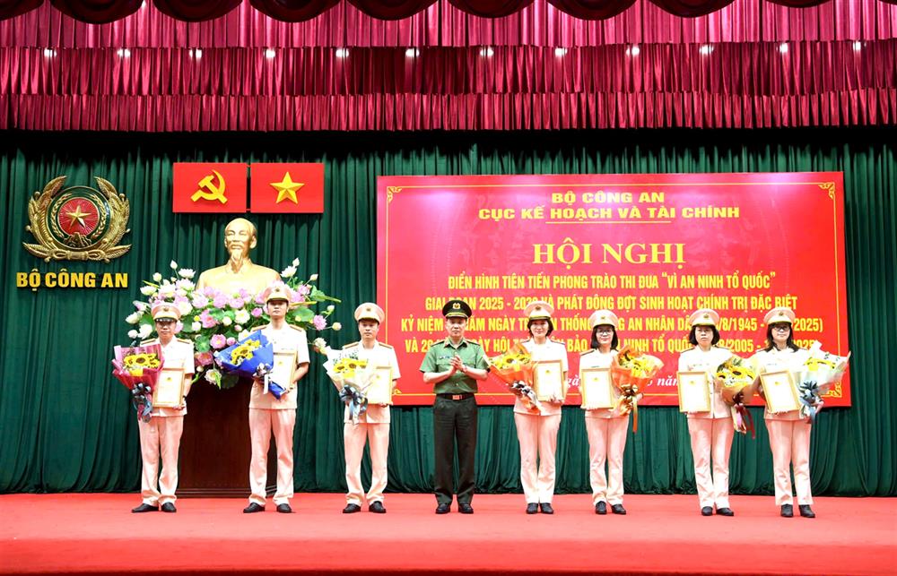 Thiếu tướng Phạm Trường Giang, Cục trưởng Cục Kế hoạch và Tài chính biểu dương, tôn vinh 02 tập thể, 07 cá nhân điển hình tiên tiến trong phong trào thi đua Vì an ninh Tổ quốc giai đoạn 2020 – 2025.