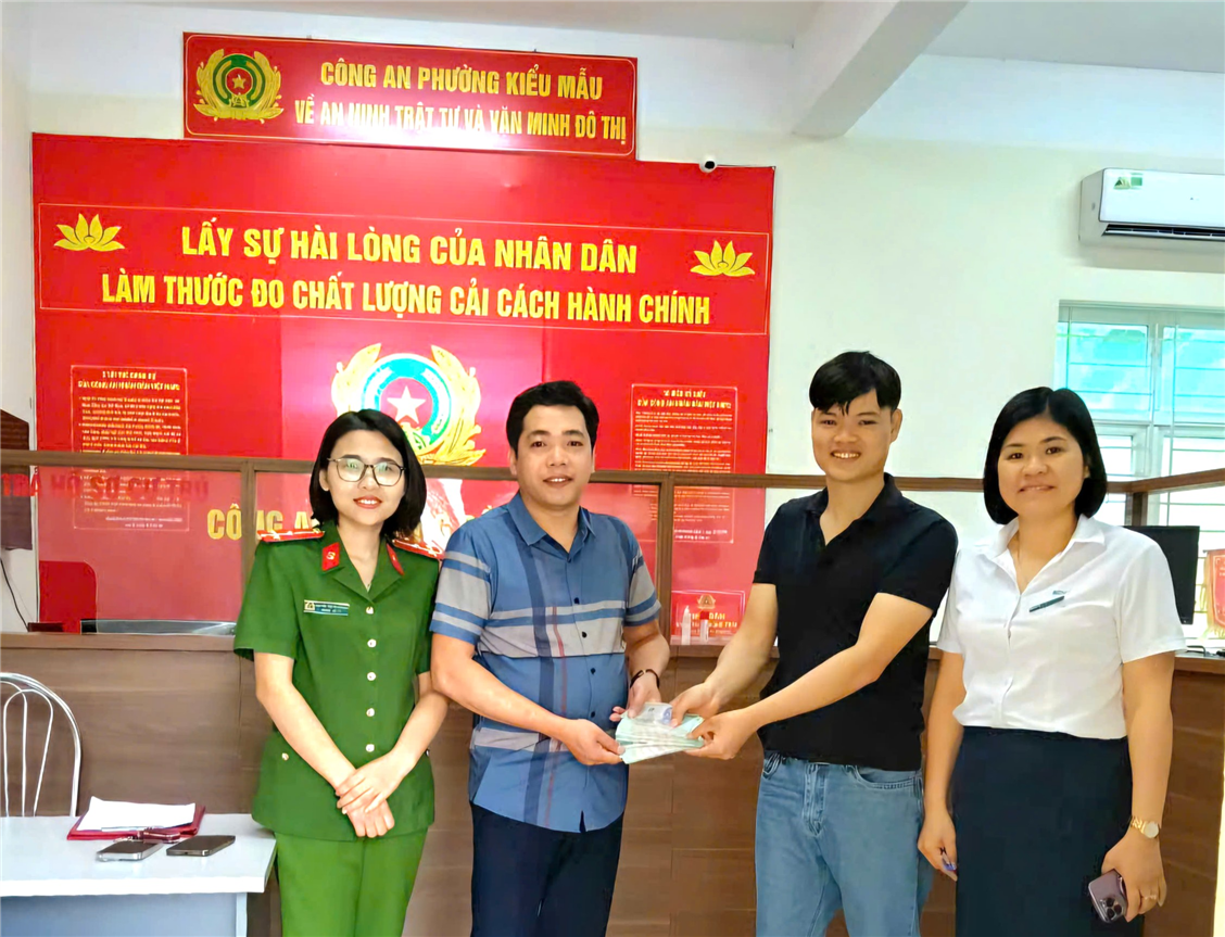 Công an phường Đồng Xuân và anh Vũ Văn Bắc trao lại tài sản cho anh Nguyễn Đình Hiệp.