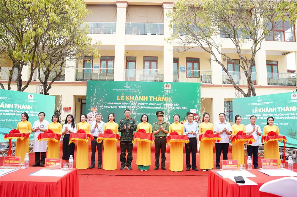 Các đại biểu cắt băng khánh thành Nhà khám bệnh thuộc Bệnh viện 7/5.