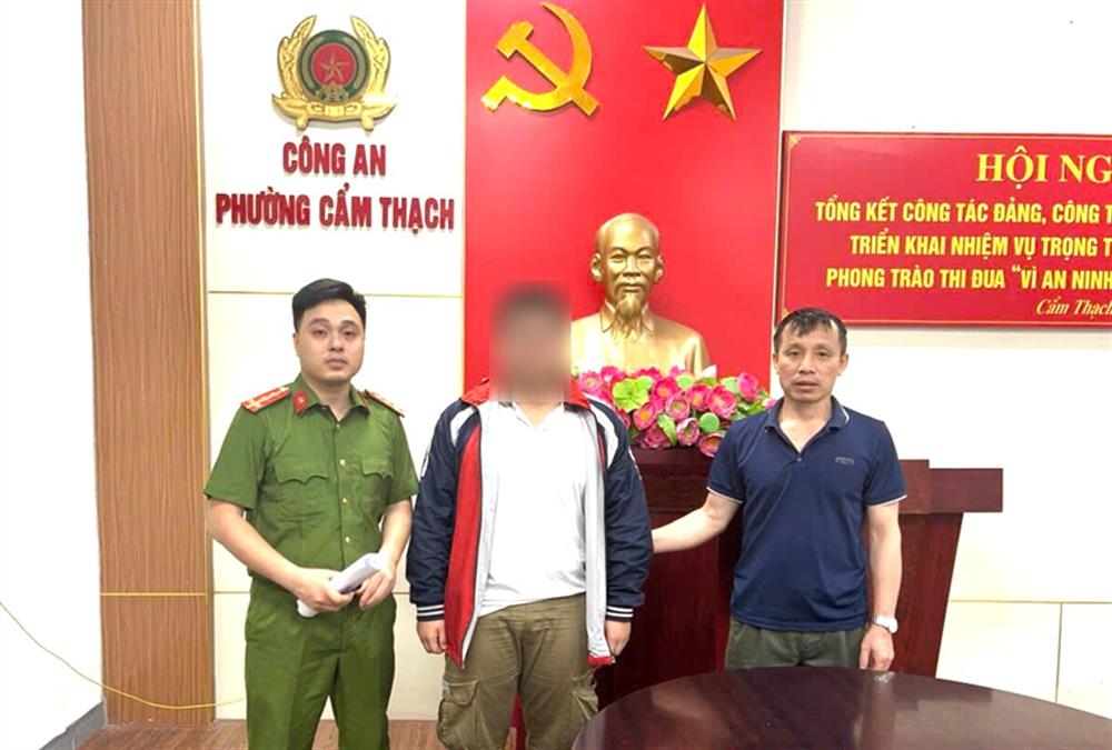 Cán bộ Công an phường giúp cháu P.V.D về với gia đình an toàn.