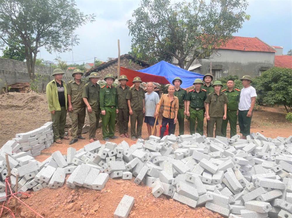Công an thị trấn Biển Động và lực lượng tham gia bảo vệ an ninh, trật tự ở cơ sở hỗ trợ người dân xóa nhà tạm.