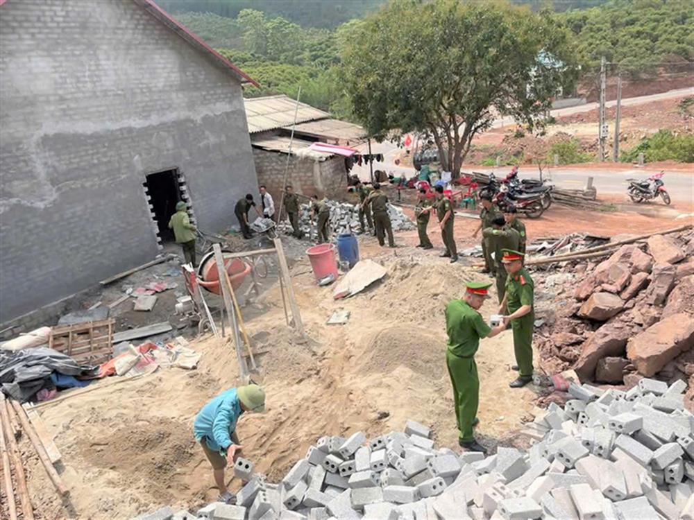 Công an xã và lực lượng tham gia bảo vệ an ninh. trật tự ở cơ sở xã Hộ Đáp trao kinh phí hỗ trợ gia đình ok